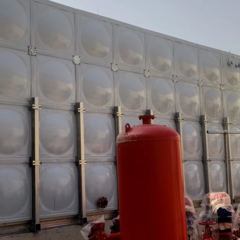 山東省濟南市商河縣金城特紙制品有限公司352立方玻璃鋼保溫水箱安裝完成