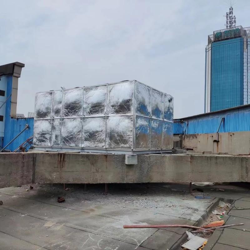 山東省濰坊市知名酒店橡塑鋁箔布玻璃鋼保溫水箱完成